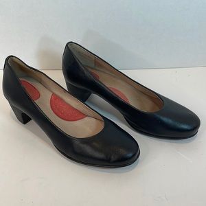 🌸SOFTWALK BLACK LEATHER COMFORT PUMP HEELS. Size 9W. GENTLY USED.